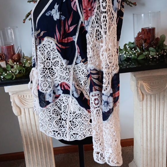 A Very Cute Floral Lacey Cardigan Size Sm - Picture 8 of 13